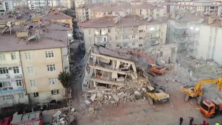 Enkazda 2 Kişinin Daha Olduğu Söyleniyor