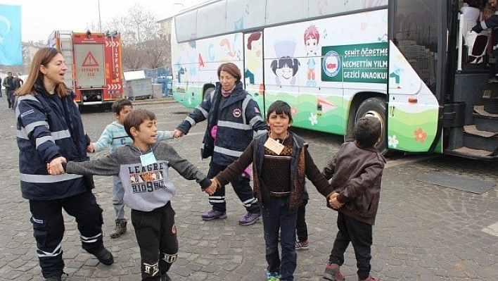 Gezici Okul, Depremzede Çocuklar İçin Görevde