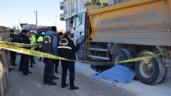 Hafriyat kamyonu belediye işçisini ezdi: 1 ölü