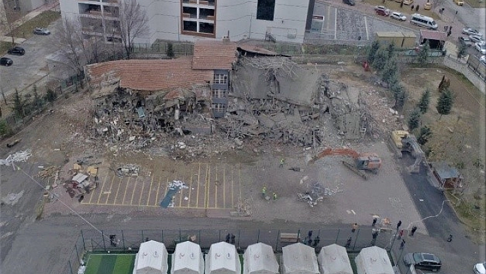 Hasar Gören Okullar Yıkılmaya Başladı