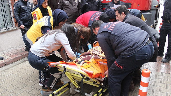 İtfaiye Ekipleri, Pencereden Girip Yaşlı Hastayı Kurtardı