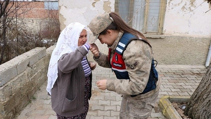 Jandarma, Depremzedeleri Yalnız Bırakmıyor