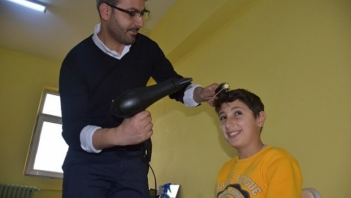 Köy Okulunun Hem Öğretmeni Hem Kuaförü