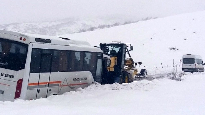 Karakoçan'da Öğrenci Servisi Kar'a Saplandı!