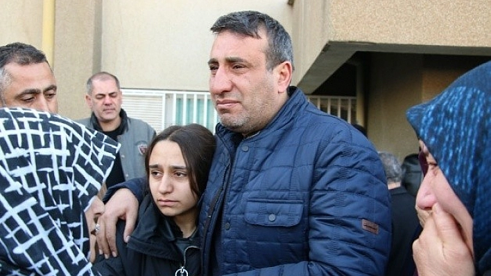 Depremde Oğlunu Kaybeden Baba, Kızının Elini Bırakmadı