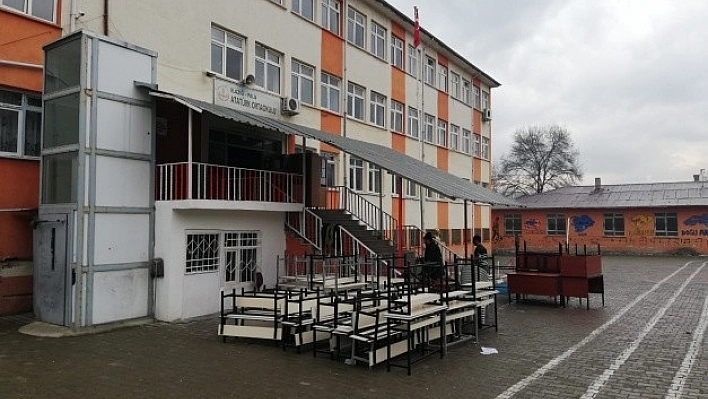 Palu'da, Ağır Hasarlı Okul Boşaltıldı