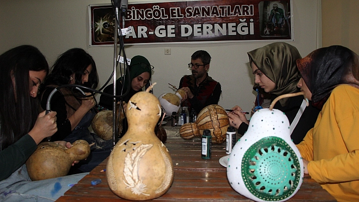 Sihirli Dokunuşlar İle &quotSu Kabağı" Sanata Dönüşüyor
