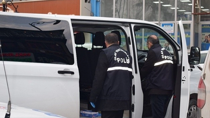 14 Yaşındaki Kız, Babasıyla Yaşayan Kadını Bıçakladı