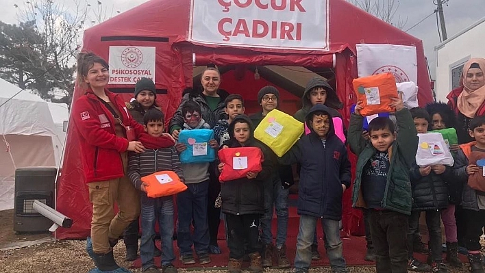 Annelerine Kendi Elleriyle Hediye Yaptılar