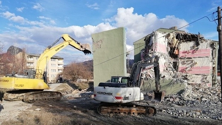 Palu'da Ağır Hasarlı 2 Okulun Yıkımı Başladı