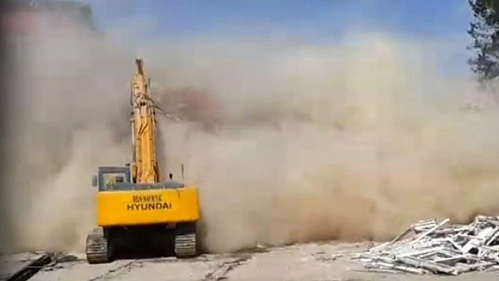 Baskil'de ki Ağır Hasarlı Okul Yıkıldı