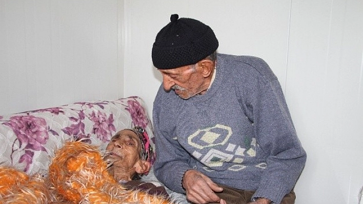 Depremzede Yaşlı Çift Konteynere Yerleşti
