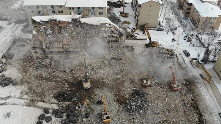 Ağır Hasarlı Yapıların Yıkımı Sürüyor