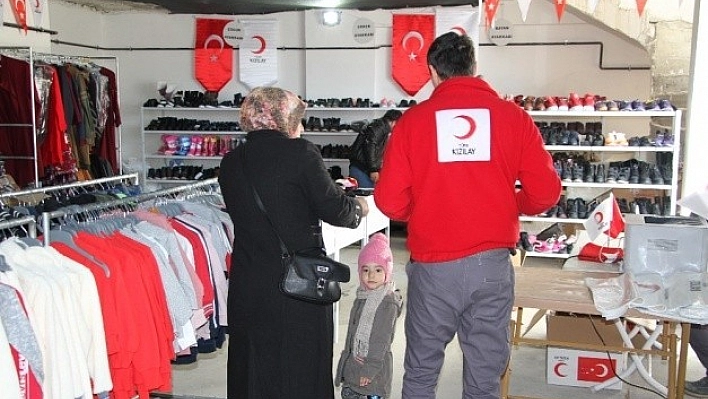 Elazığ'da Depremzedeler İçin 'Sosyal Market' Açıldı
