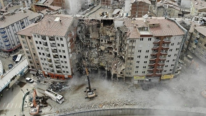 Hüzünle Evlerinin Yıkılışını İzliyorlar
