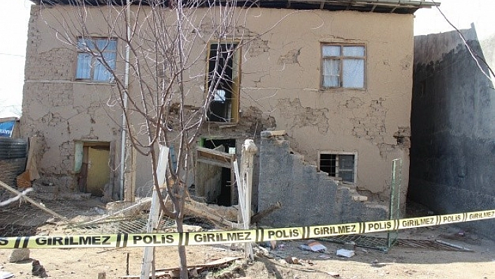 Elazığ'da İki Katlı Bina Çöktü