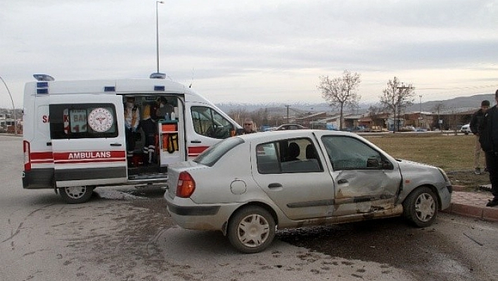 Elazığ'da Minibüs ile Otomobil Çarpıştı