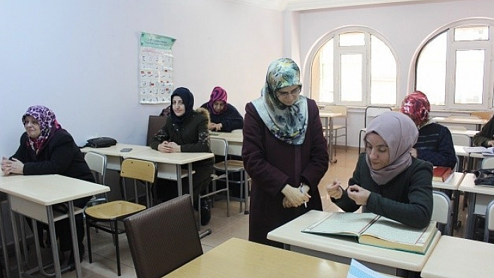 İşaret Diliyle Kur'an-ı Kerim Öğreniyorlar