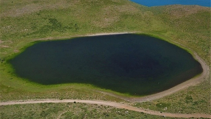 Elazığ'da Kalp Gölü, Dikkatleri Üzerine Çekti!