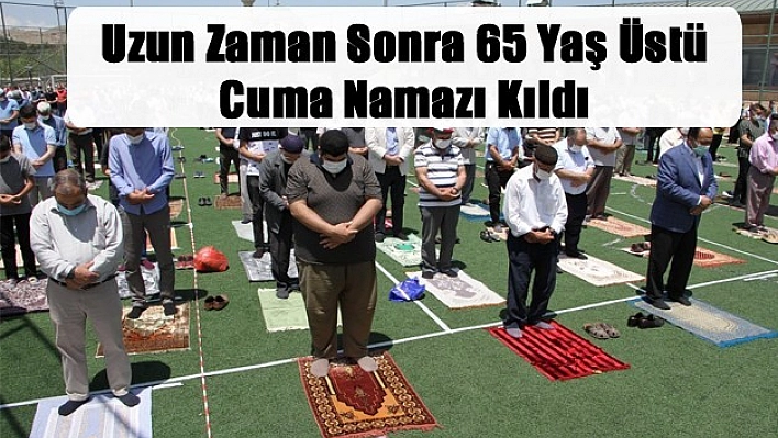 Futbol Sahasında Sosyal Mesafeli Cuma Namazı