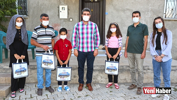 Başkan Şerifoğulları'ndan Küçük Kıza Hediye!