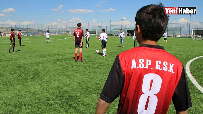 Çocuklar dostluk maçında hünerlerini sergiledi