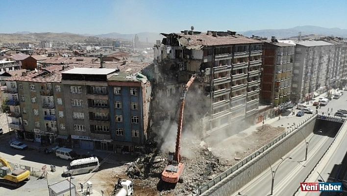 Depremin Vurduğu Elazığ'da Yıkımlar Sürüyor