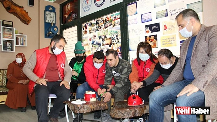Down Sendromlu İki Arkadaşa Doğum Günü Sürprizi