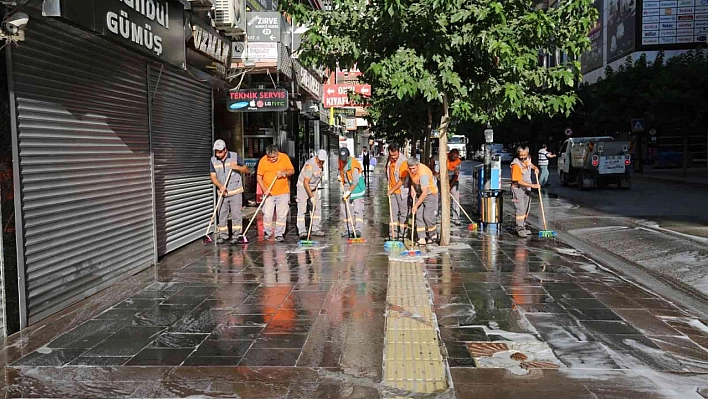 Elazığ'da Temizlik Çalışmaları Sürüyor