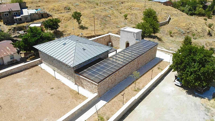 Elazığ'da 800 yıllık camiye yoğun ilgi