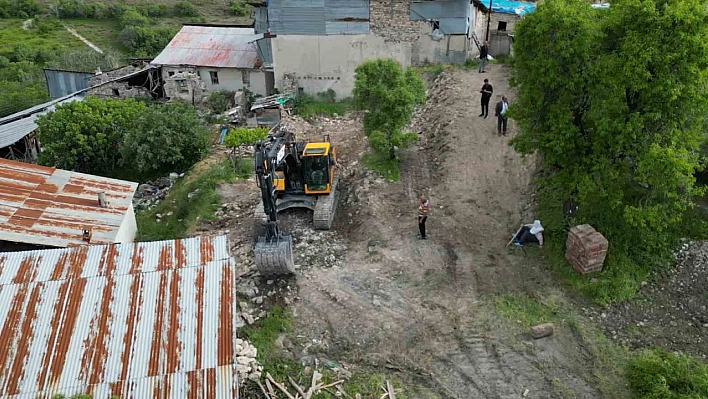 Ağır Hasarlı Yapılar Yıkılıyor
