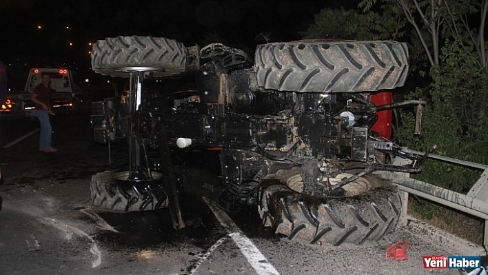 Elazığ'da bariyerlere çarpan traktör devrildi: 2 yaralı