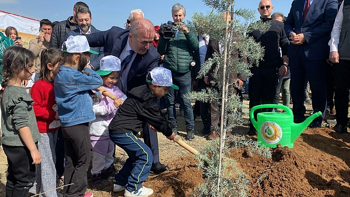 Elazığ'da Fidanlar Toprakla Buluştu