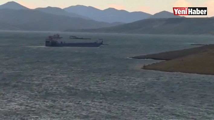 Elazığ'da fırtına feribotu sürükledi
