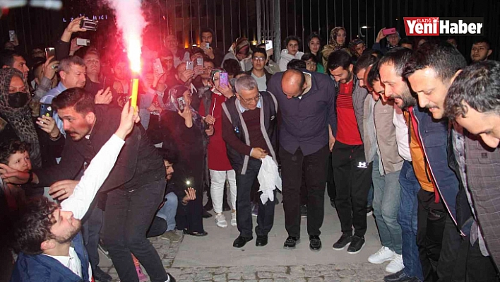 Elazığ'da geleneksel '23. sahur halayı' renkli görüntülere sahne oldu