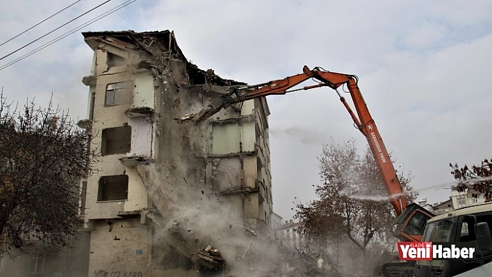 Elazığ'da İkinci Kez Hasar Alan Binanın Kontrollü Yıkımı Başladı!