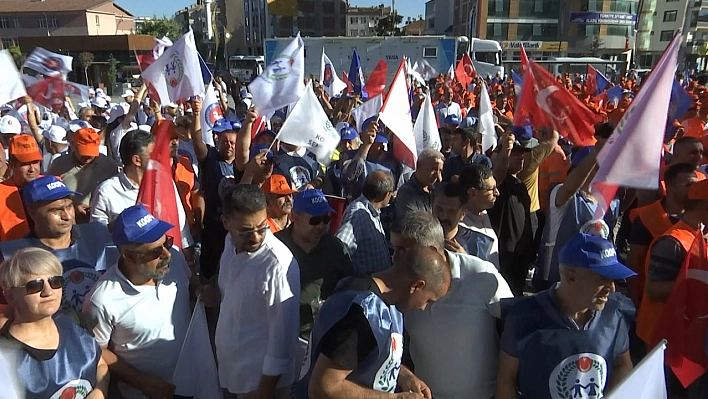 Elazığ'da İşçiler Meydana Döküldü