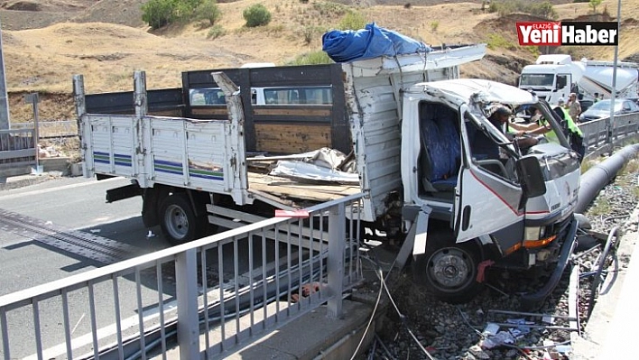 Elazığ'da Kamyon Bariyerlere Çarptı!