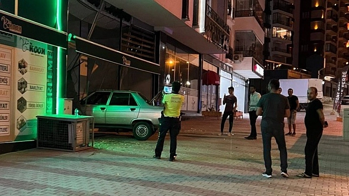 Kontrolden Çıkan Araç İş Yerine Girdi