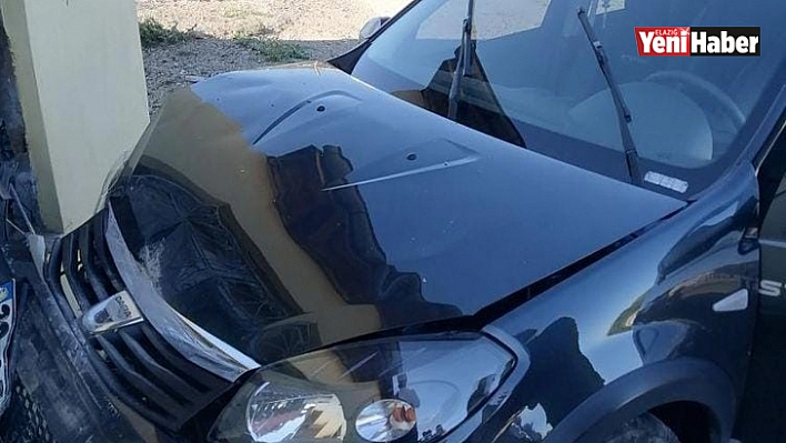 Elazığ'da kontrolden çıkan hafif ticari araç eve çarptı