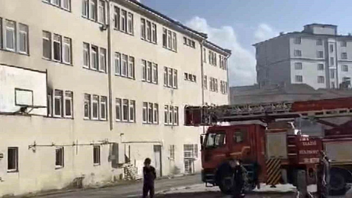 Elazığ'da Metruk Binada Yangını