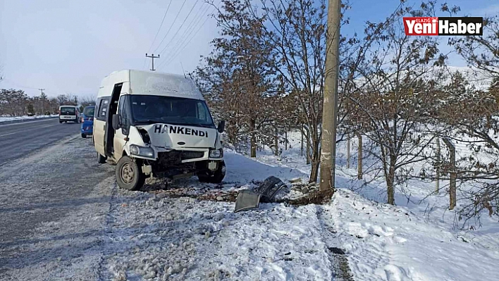 Elazığ'da minibüs aydınlatma direğine çarptı: 2 yaralı
