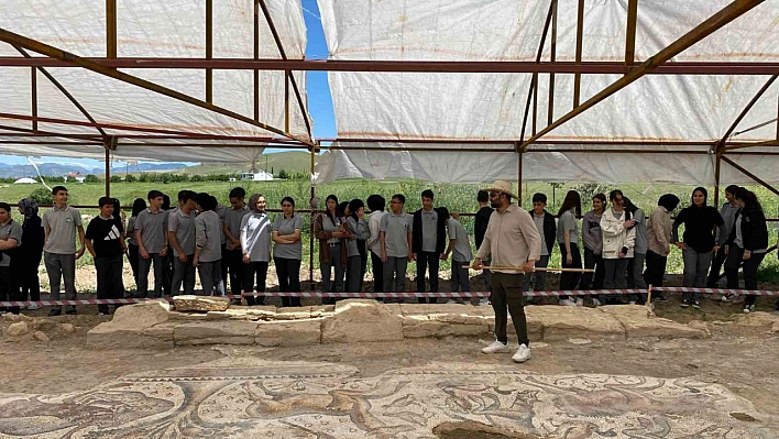 Öğrenciler Tarihi Mozaiği İnceledi