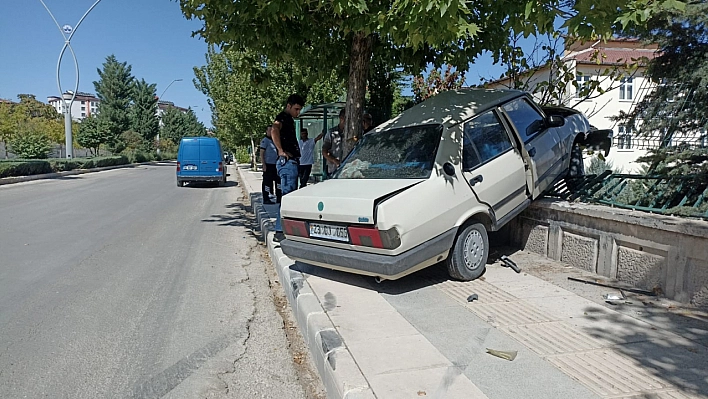 Otomobil Duvara Çarptı