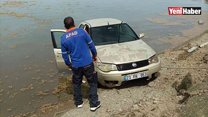 Elazığ'da otomobil göle uçtu, sürücü kendi imkanlarıyla araçtan çıkarak kıyıya yüzdü