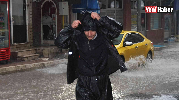 Sağanak Yağış Hayatı Felç Etti