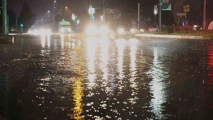 Elazığ'da sağanak yağış hayatı felç etti: Cadde ve sokaklar göle döndü