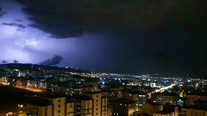 Elazığ'da Şimşekler Geceyi Aydınlattı