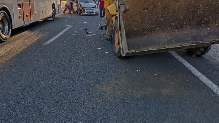 Elazığ'da ters yöne giren iş makinesi otomobile çarptı: 3 yaralı