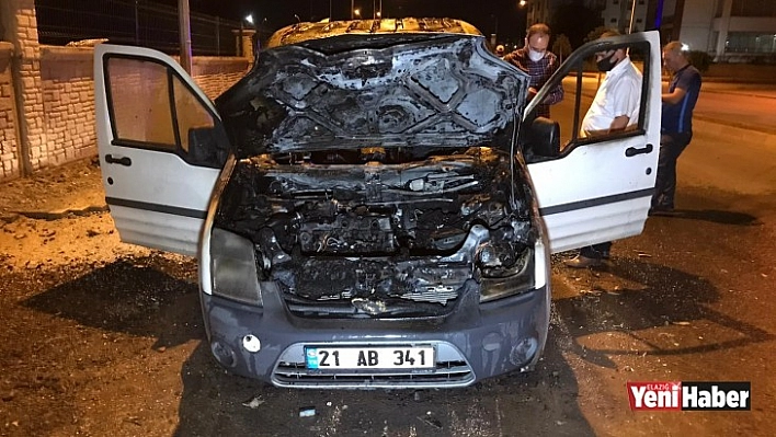 Elazığ'da Ticari Araç Böyle Yandı!